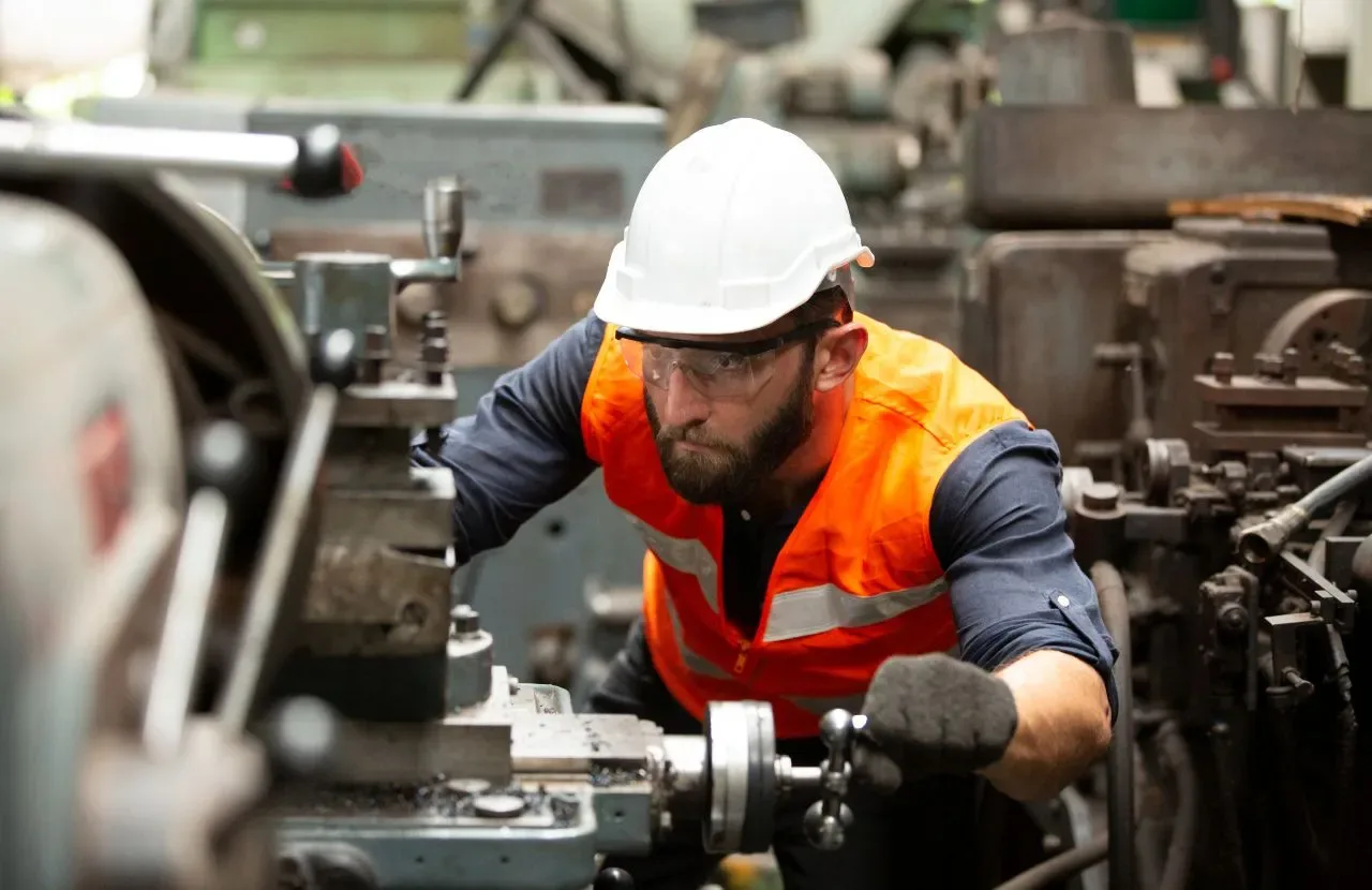 Engenheiro realizando avaliação de riscos em campo industrial
